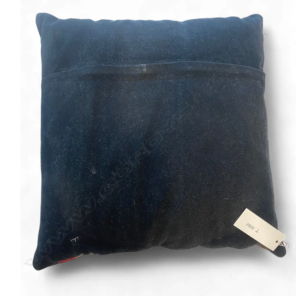 Cushion - wool/cotton, - flatweave fragment - madder - cream/white triangle pattern medallion. 38 x 38cm Image 1++